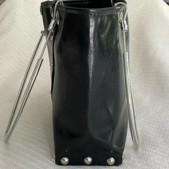 Handbag: funky industrial style design with cable handles and hardware details. - Picture 3 of 7